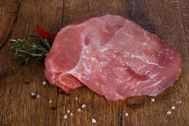 Ahşap zemin üzerinde çiğ domuz eti