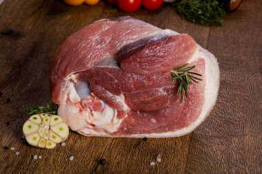 Ahşap zemin üzerinde çiğ domuz eti