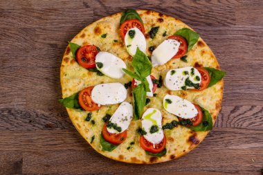 Pizza Caprese fesleğen ve mozarella