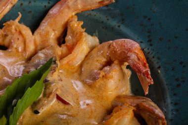 Fesleğen yaprakları servis soslu karides kokteyl