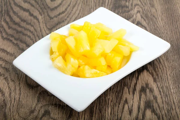 Canned pineapple in the bowl