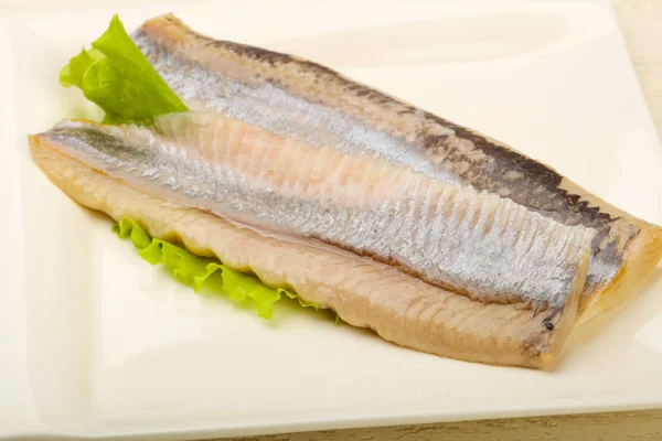 Filete Arenque Sobre Hojas Ensalada Listo Para Comer —  Fotos de Stock