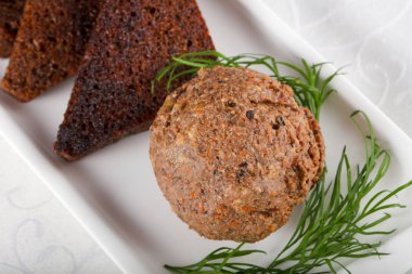 Ekmek ve salatalık turşusu ile karaciğer spreas