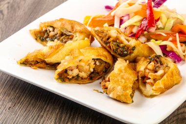 Karides böreği lahana ve havuç ile