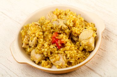 Bulgur tavuk, baharat ve domates ile