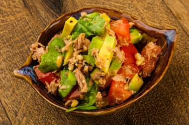 Domates soslu ton balığı ve avokado salatası.
