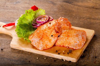 Marine edilmiş tavuk uyluk için ızgara ve Barbekü