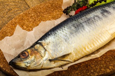 Biber ve baharatlı tuzlu ringa balığı.