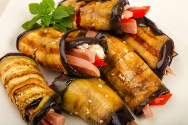 Jambon, peynir ve biber dolması patlıcan