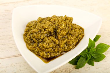 Fesleğenli pesto sos kasede bırakır
