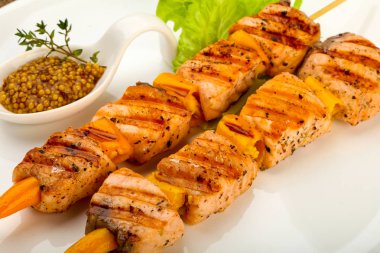 Dijon mustars soslu ızgara somon şiş