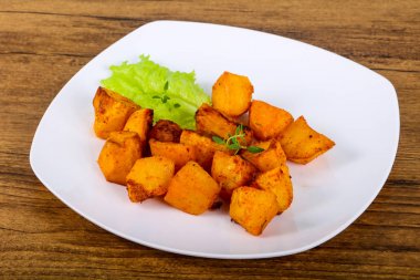 Otlu fırında patates.