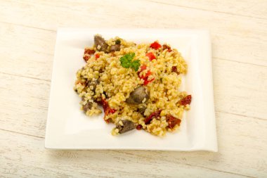 Tavuk kalbi ve kuru domatesli bulgur.