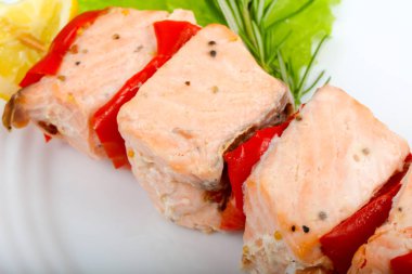 Biber ve limon ile som balığı şiş