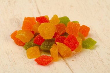 Ahşap arka plan üzerinde renkli ananas Kuru