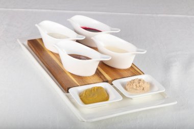 Ürün yelpazesine karışımı ahşap arka plan üzerinde soslar