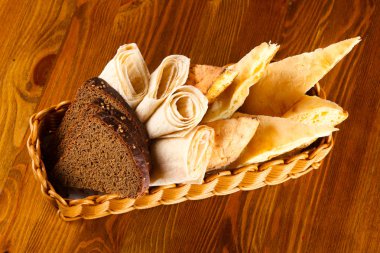 Ahşap arka plan üzerinde beyaz ekmek çeşitler