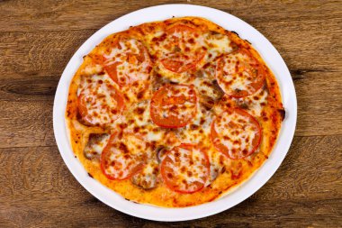 Sığır eti peynir ve domates pizza