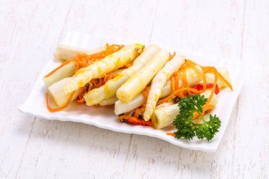 Turşu bambu yığın kabın içinde