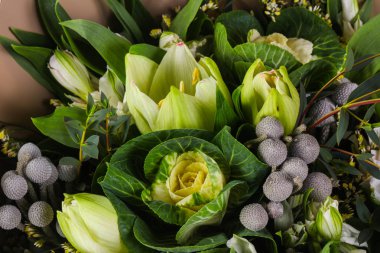 Çeşitli çiçek ile romantik buket