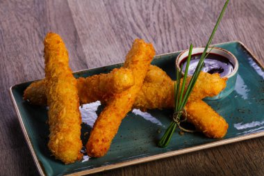 Peynir sos ile yeşil soğan servis yapışıyor