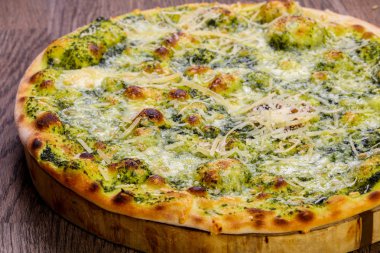 Pesto ve peynirli pizza