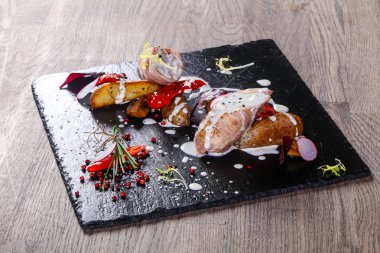 Peynir soslu ızgara domuz sosisi