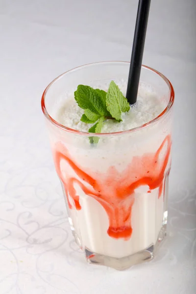 Milchcocktail Mit Minze Und Sirup — Stockfoto