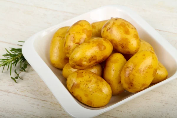 Сира Молода Картопля Травами — стокове фото