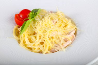 Makarna Carbonara fesleğen yaprakları hizmet.