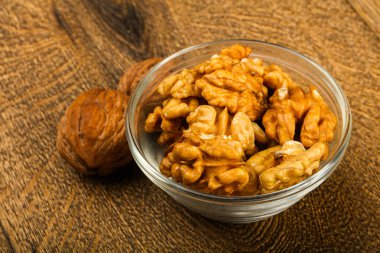 Kase üzerinde ahşap arka plan açık ceviz