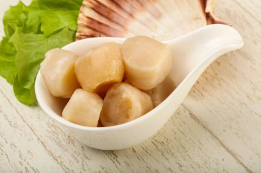 Çiğ deniz tarakları kasede pişmeye hazır.