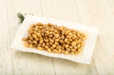 Dereotu şubesi ile kasede beyaz börülce