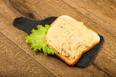 Humus ve salata yaprakları ile sandviç