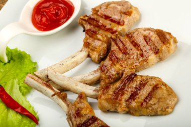 Salata yaprakları servis domates soslu kuzu ızgara