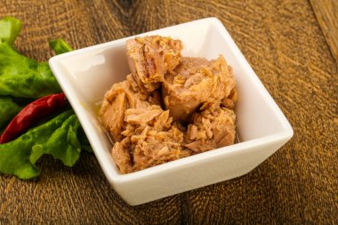 Kavanozda konserve ton balığı pişmeye hazır.