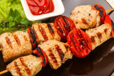 Izgara hindi şiş domates ve biber ile