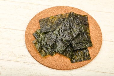 Ahşap arka plan üzerinde fiş gevrek Nori yaprak