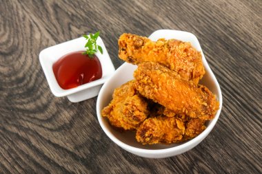 Ketçap ile çıtır tavuk kanatları