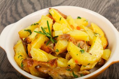 Domuz etli kızarmış patates, biberiye.