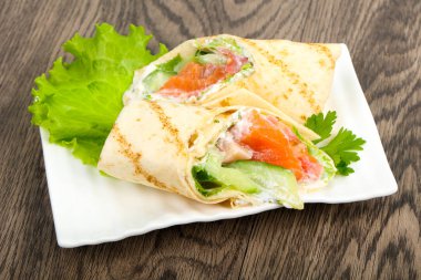 Somon ekmek rulo peynir ile