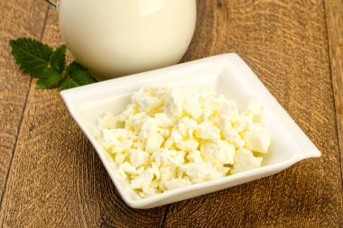 Süzme peynir süt kase