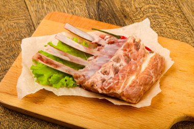 Ham kuzu kaburga ile biber yemek pişirmek için hazır