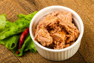 Kavanozda konserve ton balığı pişmeye hazır.