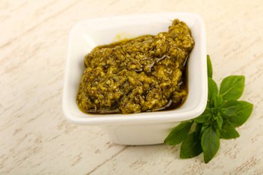 Fesleğenli pesto sos kasede bırakır