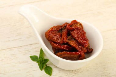 Fesleğen yapraklı kuru domates.