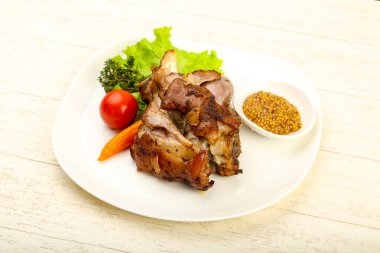 Kavrulmuş domuz diz dijon hardal sos ile