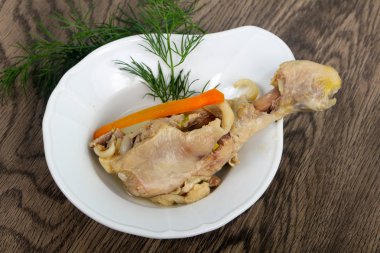 Dereotu servis haşlanmış tavuk budu