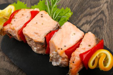 Biber ve limon ile som balığı şiş