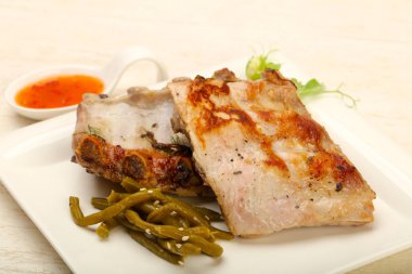 Kızarmış domuz kaburgası.